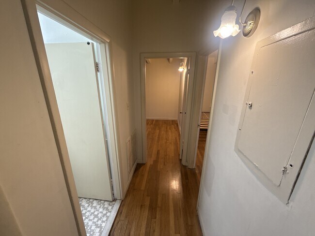 Building Photo - 1009 Hampton St NW