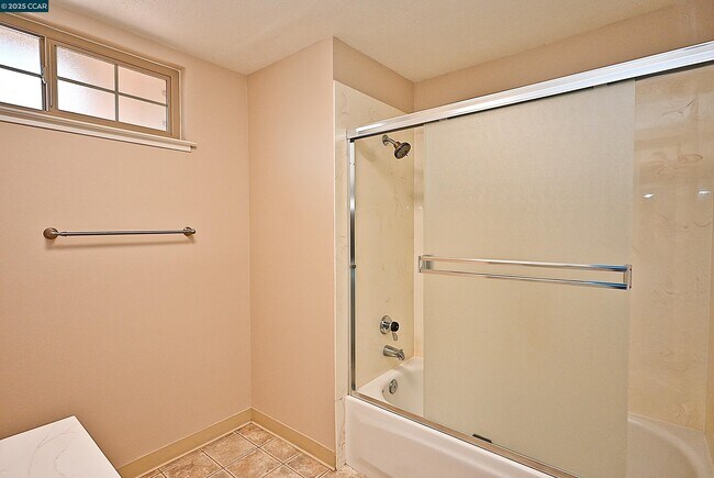 Building Photo - 933 Meadowvale Ct