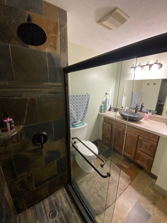 Building Photo - 1550 Oakfield Dr