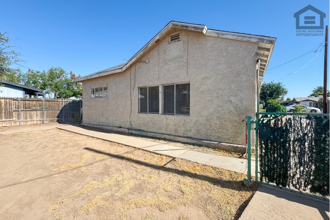 Building Photo - 2Bed/1Bath Apartment at Camelback Rd/Central Ave! Ready for Immediate Move-In! – NO HOA!