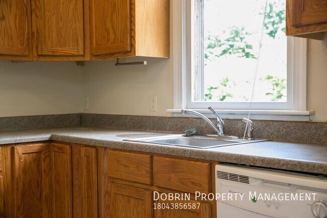 Building Photo - HUGE 2 Bed - HIGH CEILINGS & NATURAL LIGHT