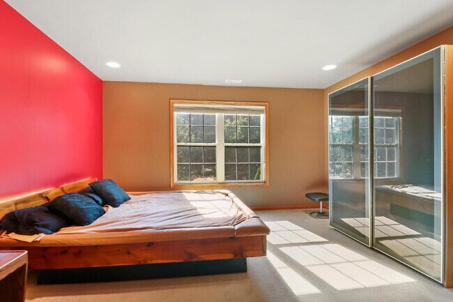 Building Photo - Spacious 3-Bedroom Townhouse with Main-Flo...