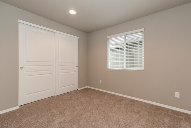 Building Photo - Beautiful 2 bedroom/1 bath home in Cottage Grove