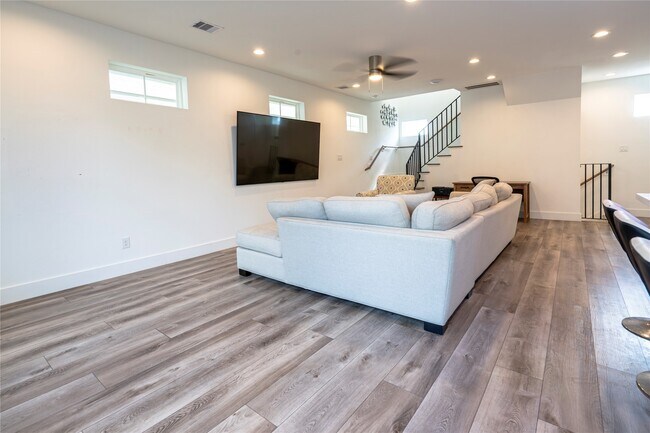 Building Photo - 2056 Johanna Dr