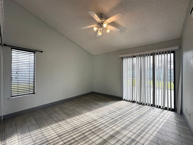 Building Photo - Four Bedroom