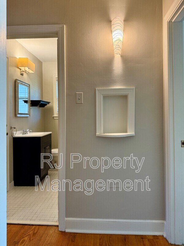 Building Photo - 2888 Midland Ave