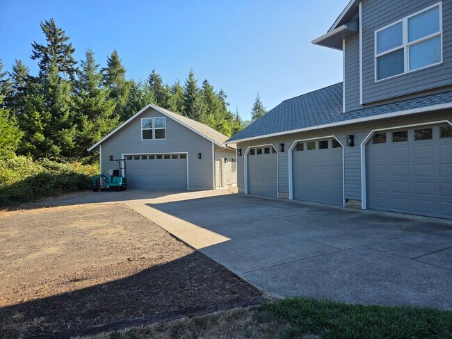 Building Photo - Newly Remodeled Beauty