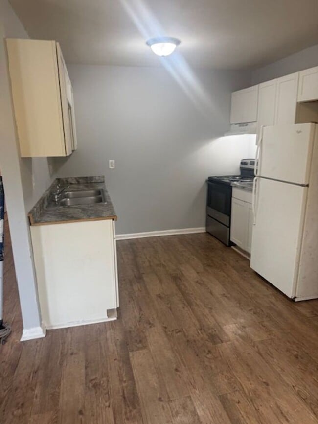 Building Photo - Three Bedroom Apartment in Norfolk