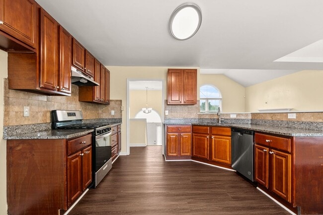 Building Photo - Charming Flowery Branch Home!