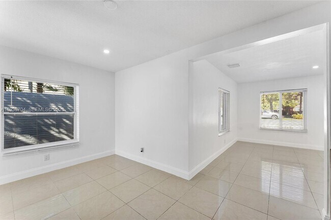 Building Photo - 300 SW 11th Ct