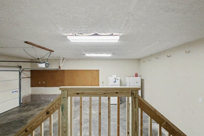 Building Photo - 151 Country Club Dr