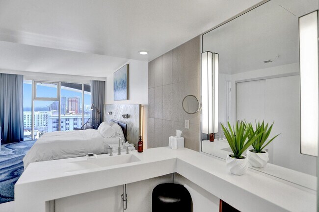 Building Photo - 3101 Bayshore Dr