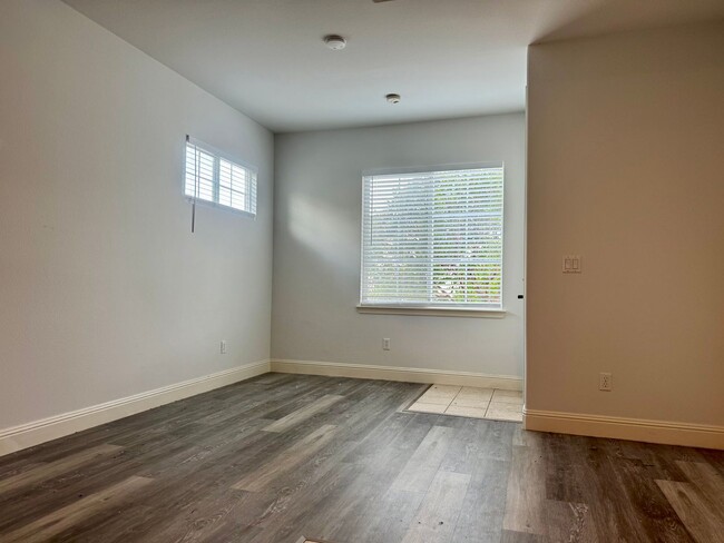 Building Photo - Charming Studio with AC and Secure Mailbox!