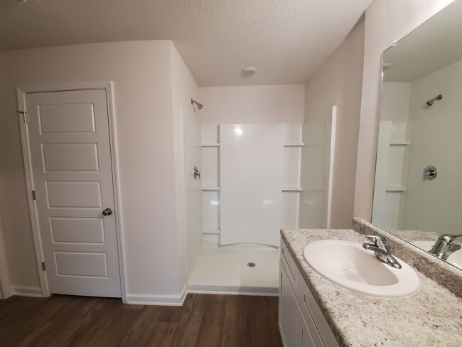 Building Photo - Gorgeous and Spacious 4 Bedroom, 2 Bath Op...