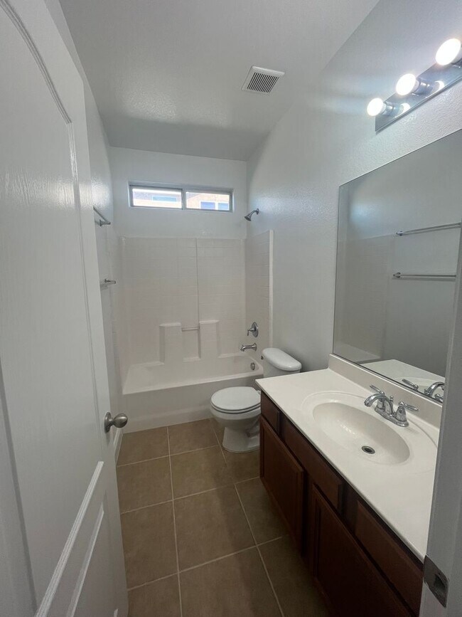 Building Photo - Stylish single-story living with 3 bedrooms, 2 baths, plus a versatile den — 1,489 sq ft of comfo...