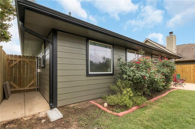 Building Photo - 1031 Fallbrook Loop