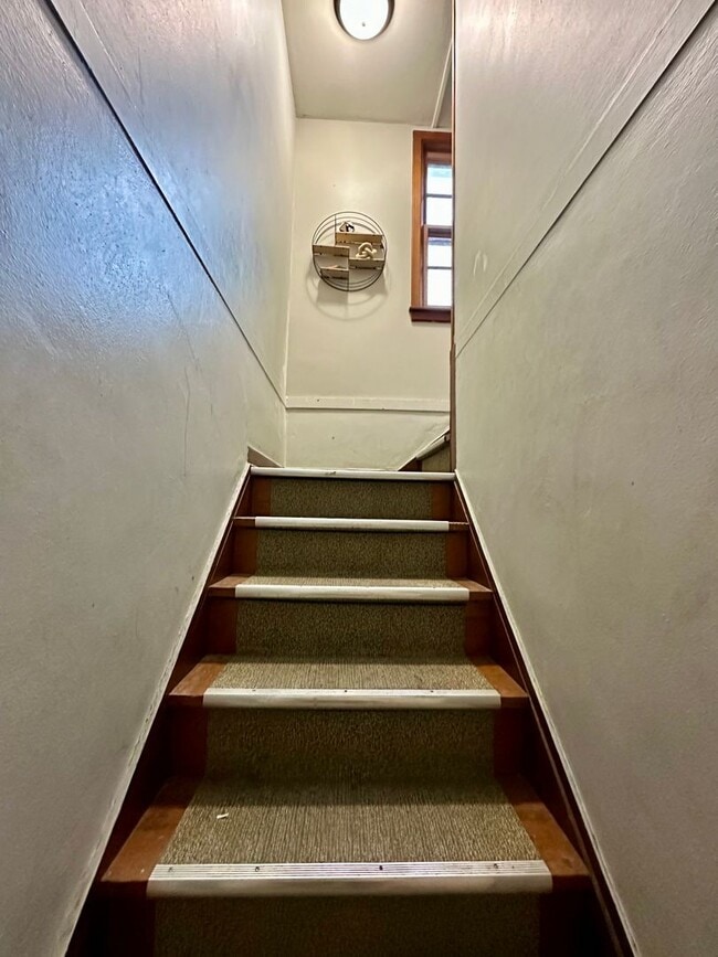 Building Photo - 4 Bed, 1.5 Bath Home for Rent in Waterloo ...