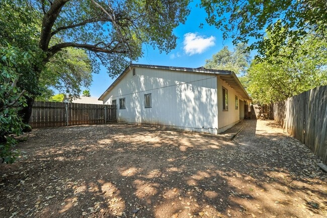 Building Photo - 3236 Lawrence Rd