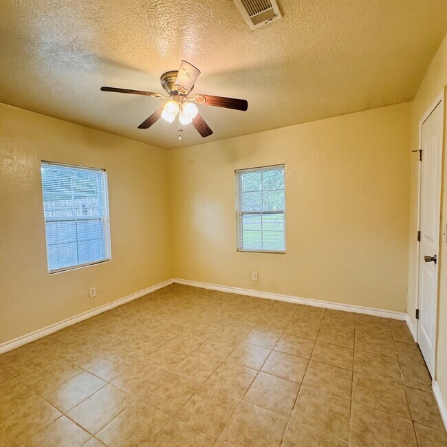 Building Photo - Now leasing this charming 2-Bedroom | 1-Bathroom Single-Family Home in Bridge City, TX