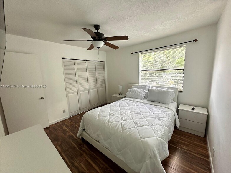 Building Photo - 9865 Riverside Dr
