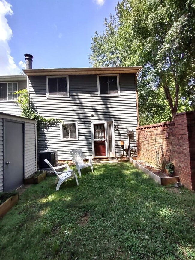 Building Photo - Beautiful Townhome located in Quail Hollow!