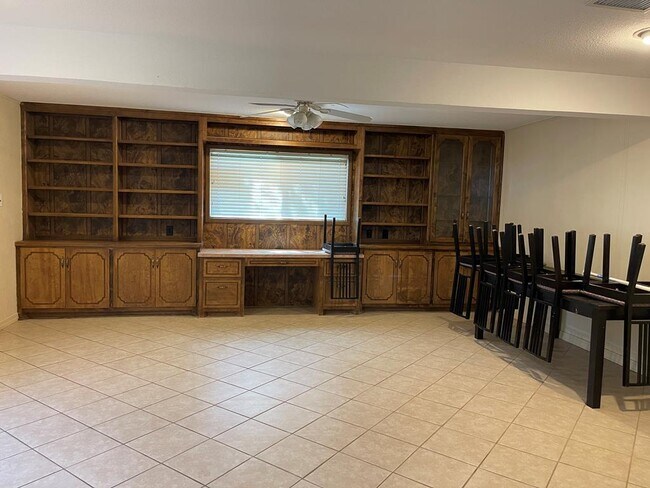 Building Photo - 6209 Glenhaven Dr