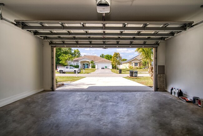 Building Photo - 2962 SW Coastal Terrace