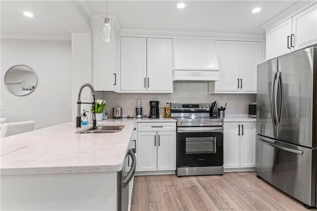 Building Photo - 1129 Graymont Dr SW
