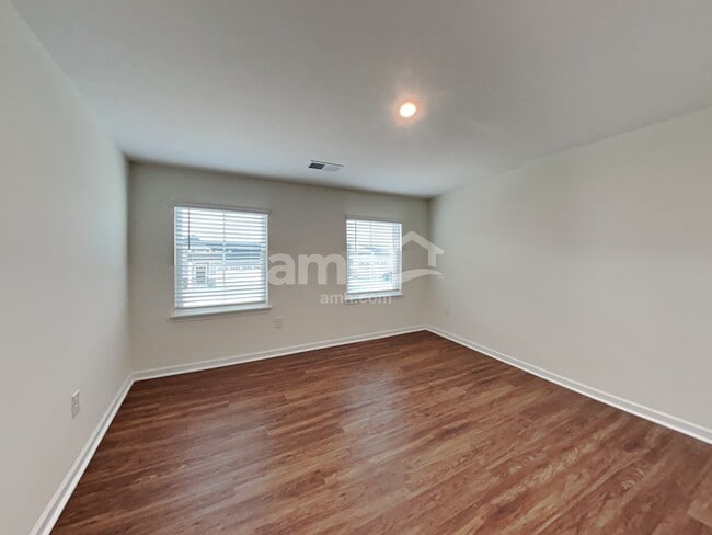 Building Photo - 653 Hamilton Park Dr