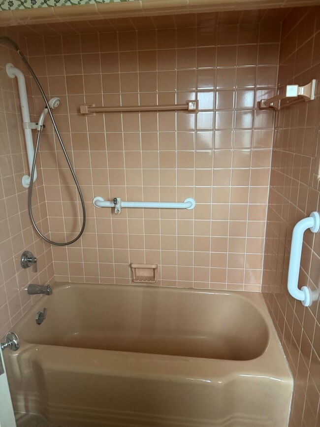 Building Photo - 3 Bedroom 2 Bath Ranch Home - Upper Arlington Schools