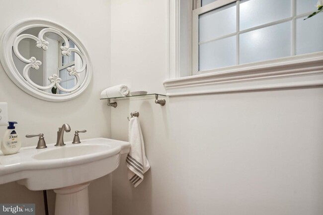 Building Photo - Gorgeous, Sun-lit,Townhouse in Alexandria