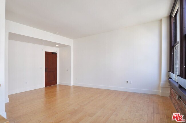 Building Photo - 460 S Spring St