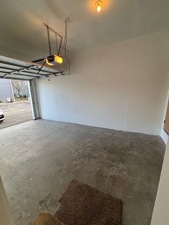 Building Photo - Pet Friendly 3 bedroom Townhouse!
