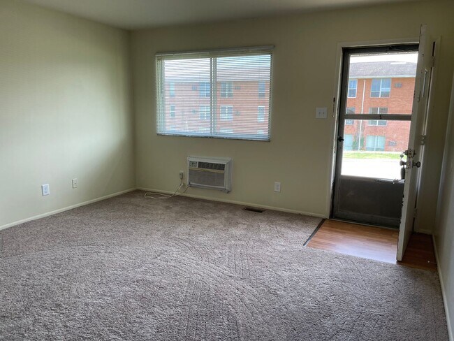 Building Photo - 2 bedroom ranch style apartment