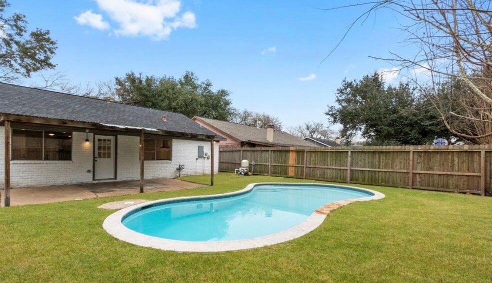 Building Photo - 3814 Brier Gardens Dr
