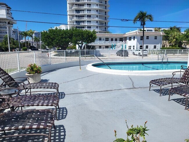 Building Photo - 550 Bayshore Dr