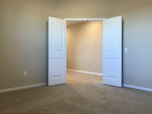 Building Photo - FIVE BEDROOM, THREE BATH 1-STORY HOME