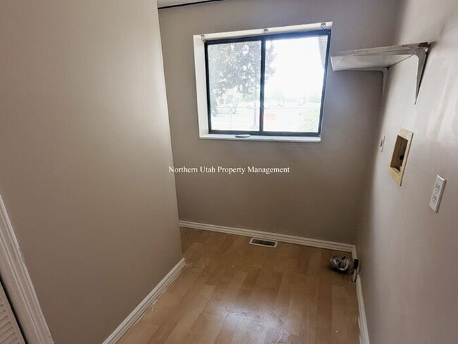 Building Photo - 2 bed 1 bath duplex