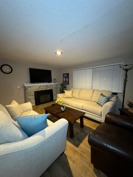 furnised living room - 3104 W Wellesley Ave