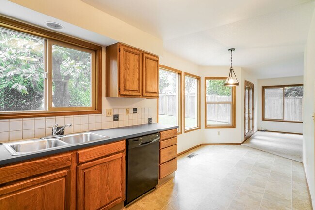 Building Photo - Great 4 bedroom Home Located in the Sought...