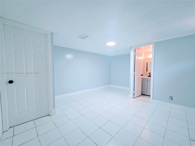 Building Photo - 20504 NE 9th Ct