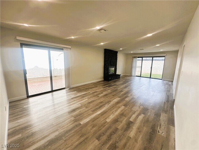 Building Photo - 4180 Blue Heron Ct