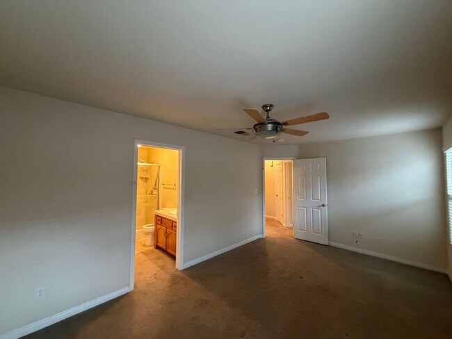 Building Photo - Take a look at this Gorgeous NW Bakersfield Home