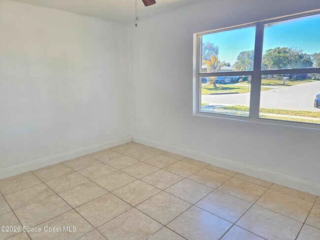 Building Photo - 771 Onyx Dr NE