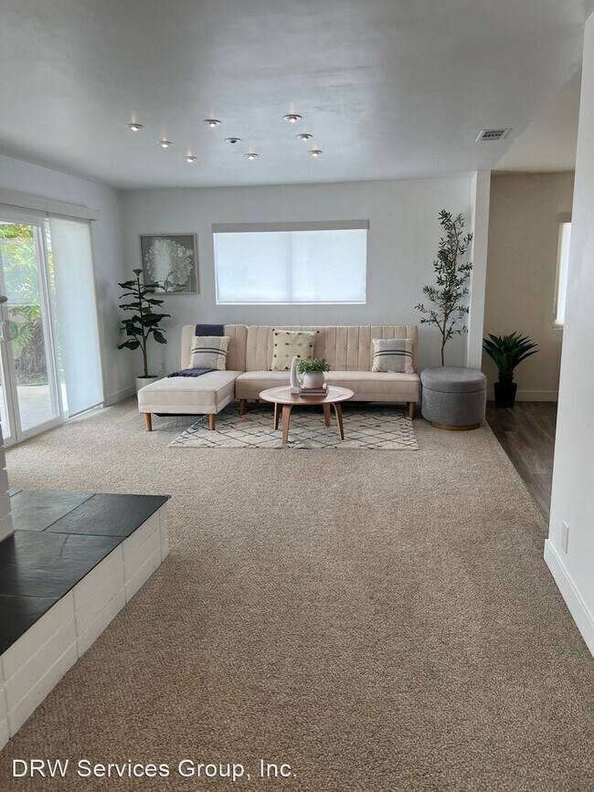 Building Photo - 3 br, 2 bath House - 6047 Soledad Mountain...