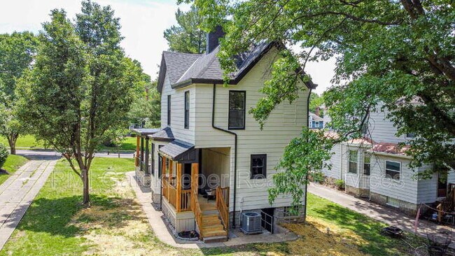 Building Photo - 3020 Daytona Ave