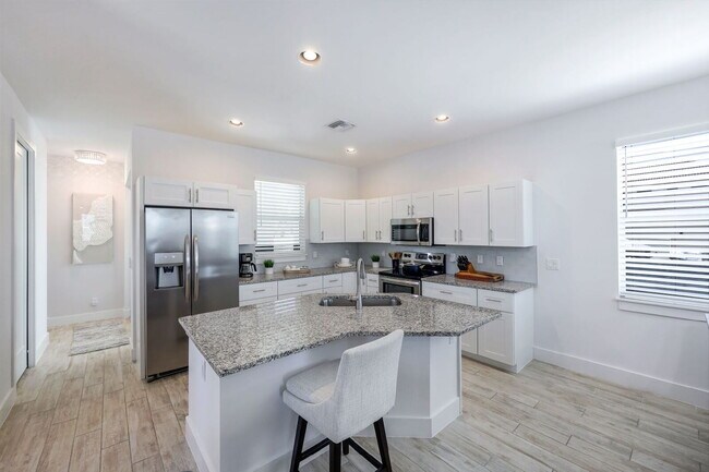 Building Photo - Relaxation & Recreation Await in This Napl...