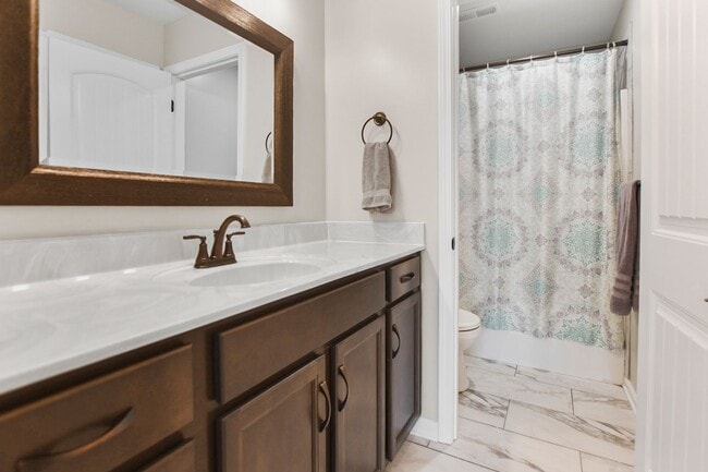 Building Photo - Pet Friendly Four Bedroom!