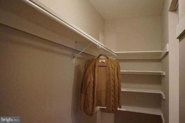 Building Photo - 5614 Bloomfield Dr