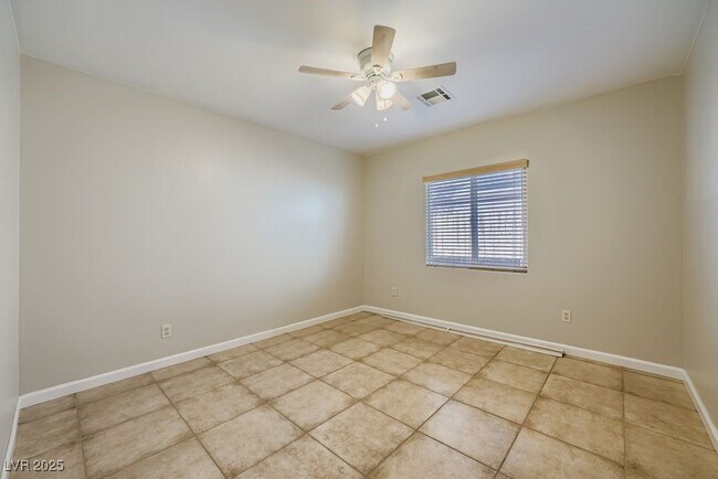 Building Photo - 571 Blackmore Dr